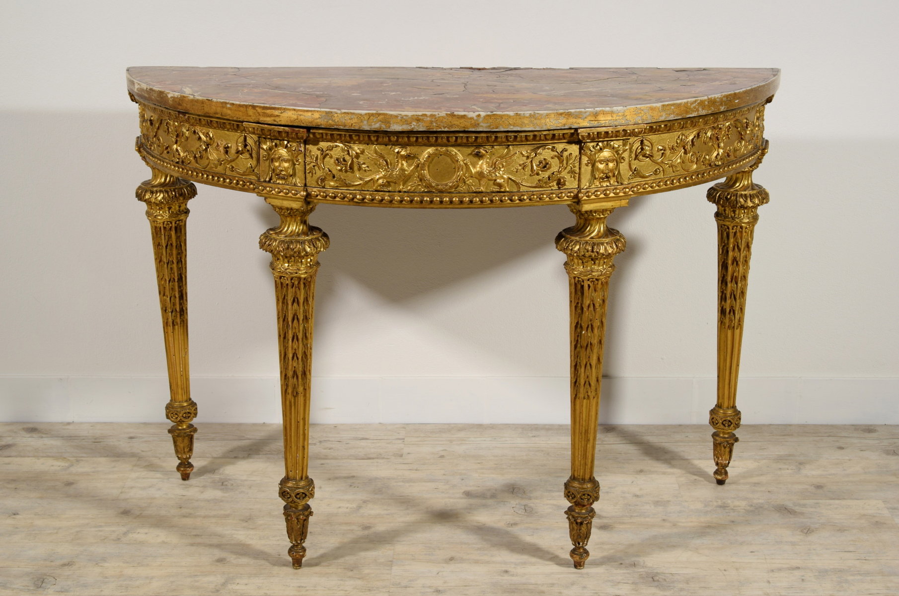 Consolle neoclassica a mezzaluna in legno intagliato e dorato, Roma, fine del XVIII secolo